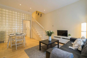 2BR Grassmarket Apartment with Castle View